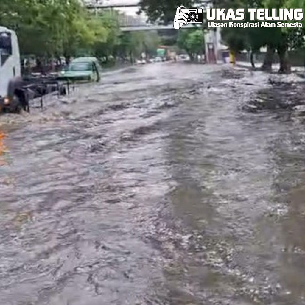 Banjir Rendam Jalan-Jalan Jakbar, Ketinggian Air Capai 40 cm!