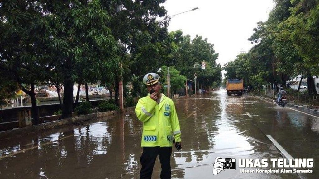 Banjir Rendam Jalan-Jalan Jakbar, Ketinggian Air Capai 40 cm!